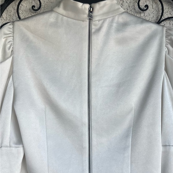 Alice + Olivia Cream/White Satin Puff Sleeve Blouse size 6 - Picture 5 of 9